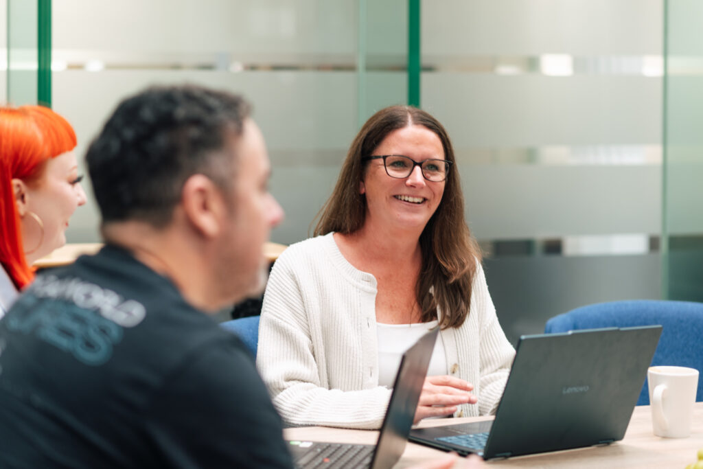 Digital modus management working in a conference room